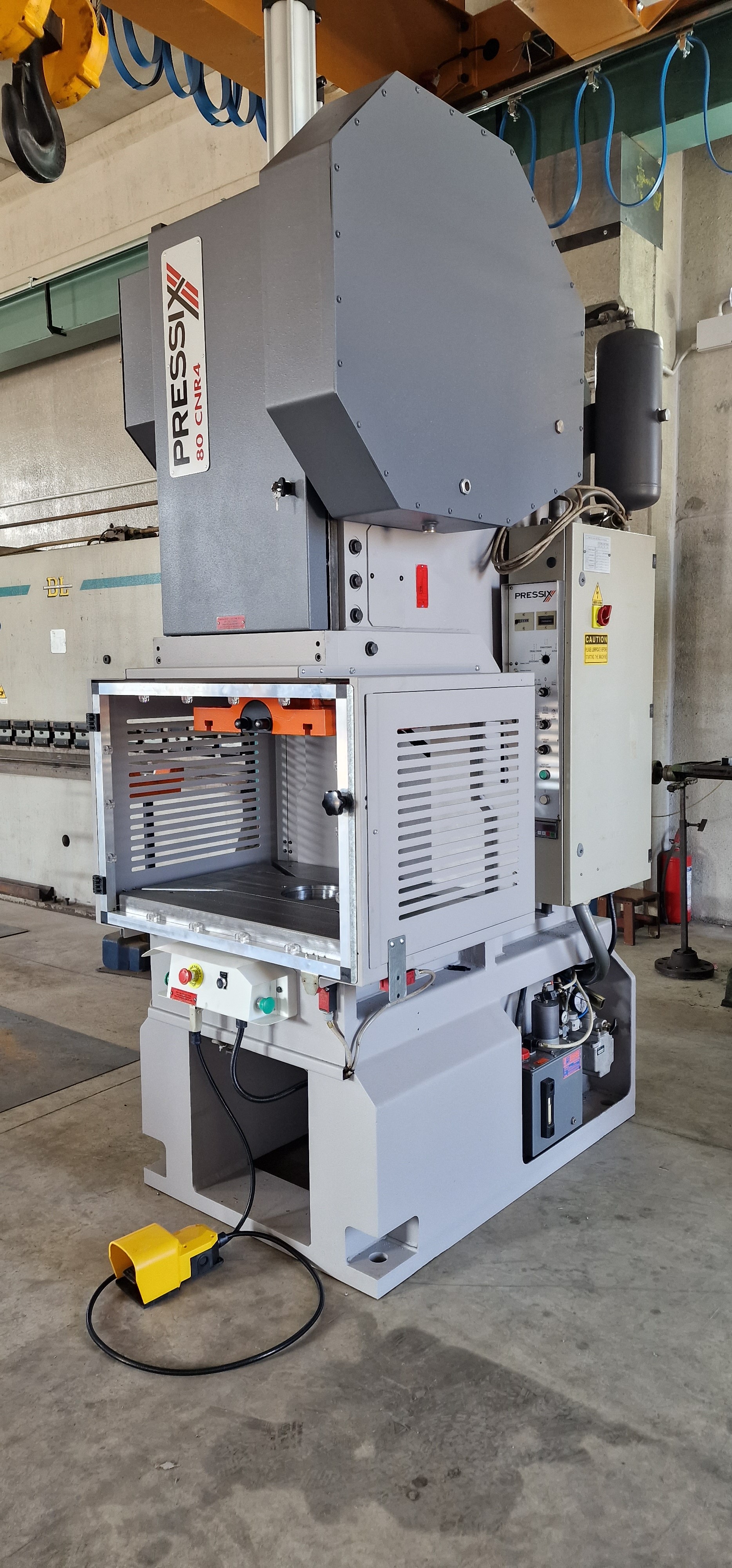 Reparto stampaggio lamiera in produzione